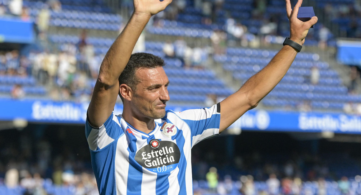 Homenaje a Lionel Scaloni en Deportivo La Coruña. Foto: EFE