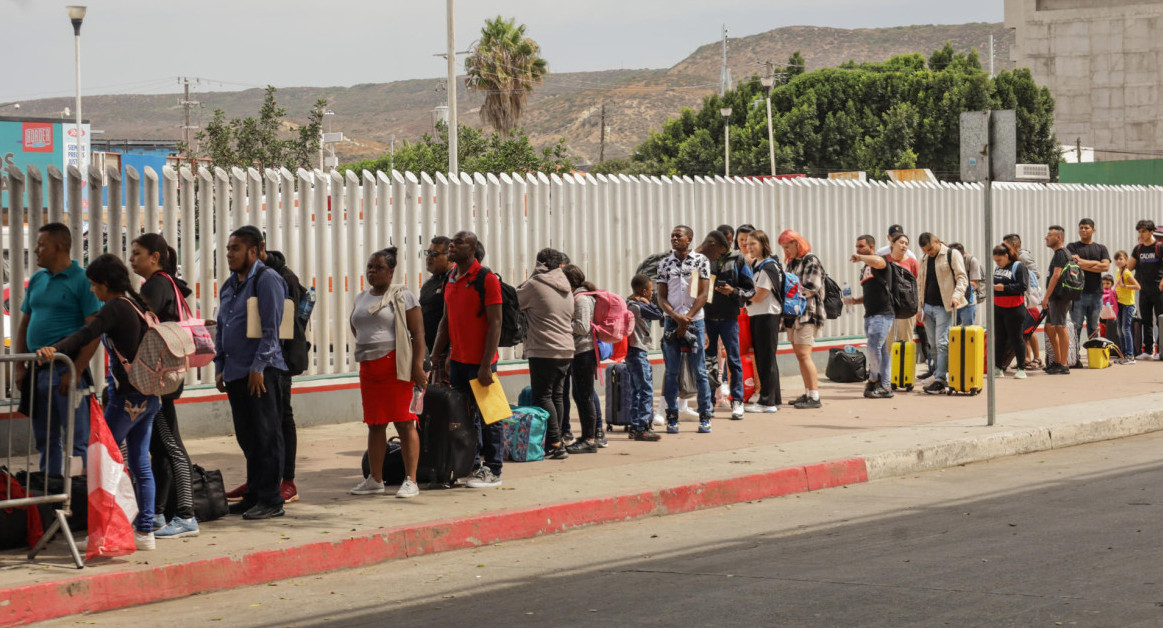 Migrantes en la frontera entre México y Estados Unidos. Foto: EFE.