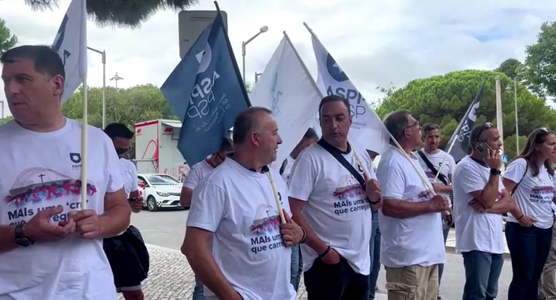 Manifestación de Policías sante el Papa en Lisboa. Foto: captura de video Reuters.