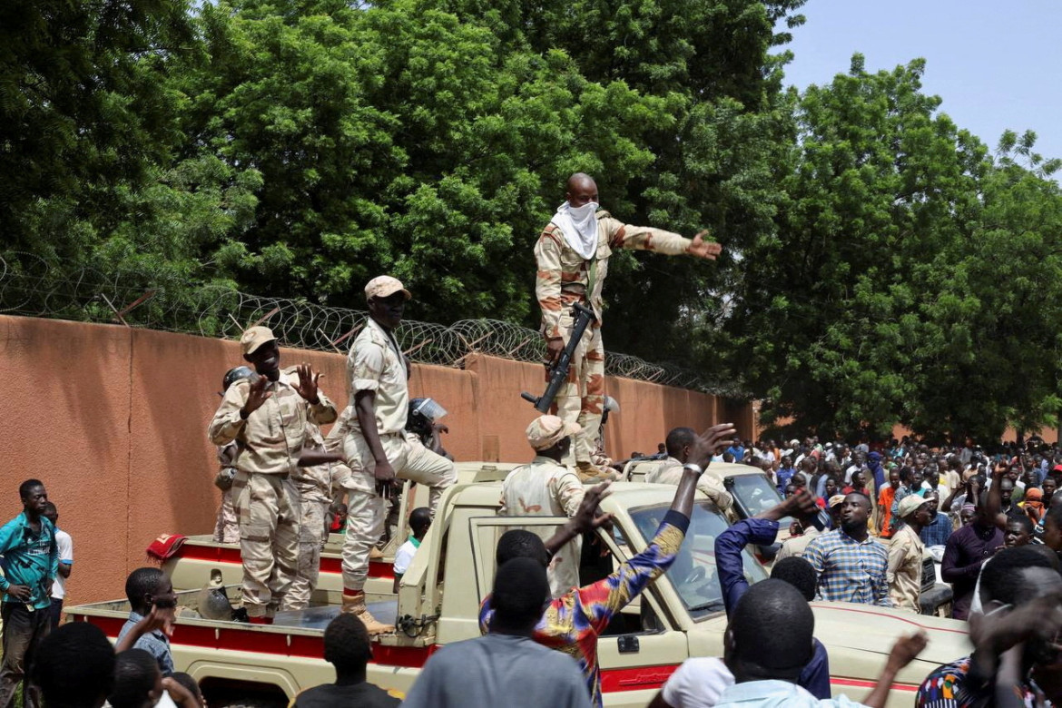 Las fuerzas de seguridad de Níger se preparan para dispersar a los manifestantes a favor de la junta reunidos frente a la embajada francesa, en Niamey, la capital de Níger. Foto: Reuters