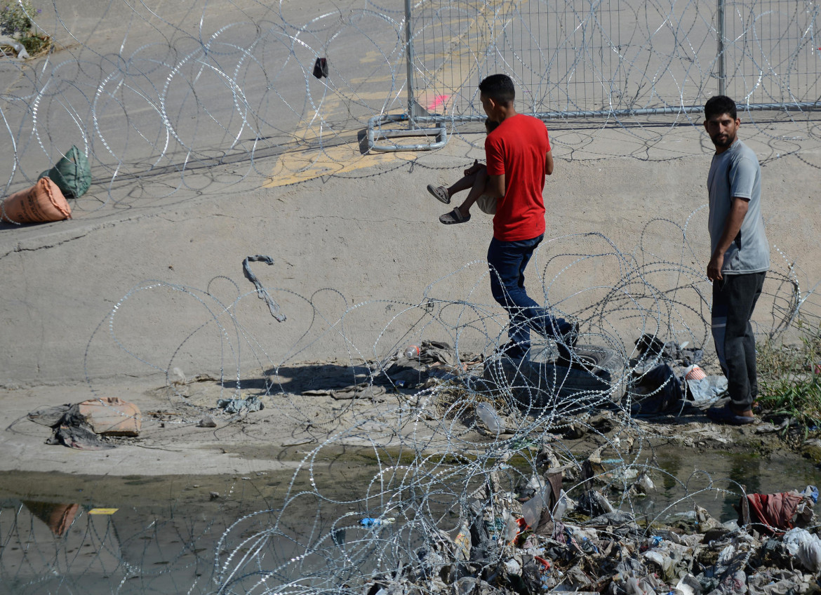 Migrantes tratando de cruzar la frontera entre México y EEUU. Foto: EFE