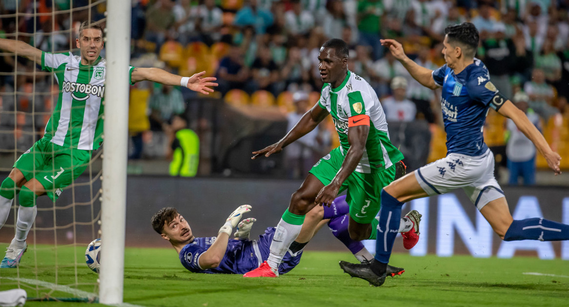 Atlético Nacional hizo valer la localía y sacó una importante diferencia ante Racing. Foto: NA.