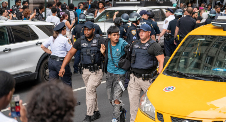 Caos en Nueva York en convocatoria de influencer. Foto: Reuters.