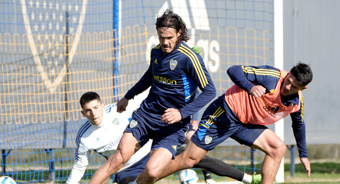 Edinson Cavani sigue en duda para ser titular ante Nacional. Foto: Twitter @BocaJrsOficial.