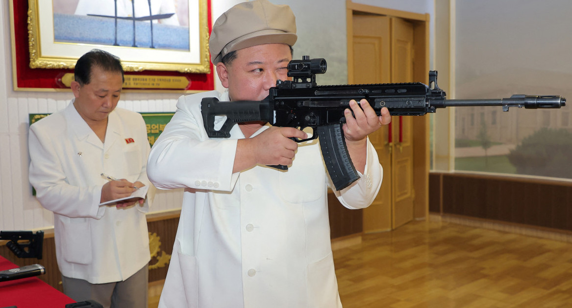 Kim Jong Un, presidente de Corea del Norte, inspeccionó fabricas de armas. Foto: Reuters.