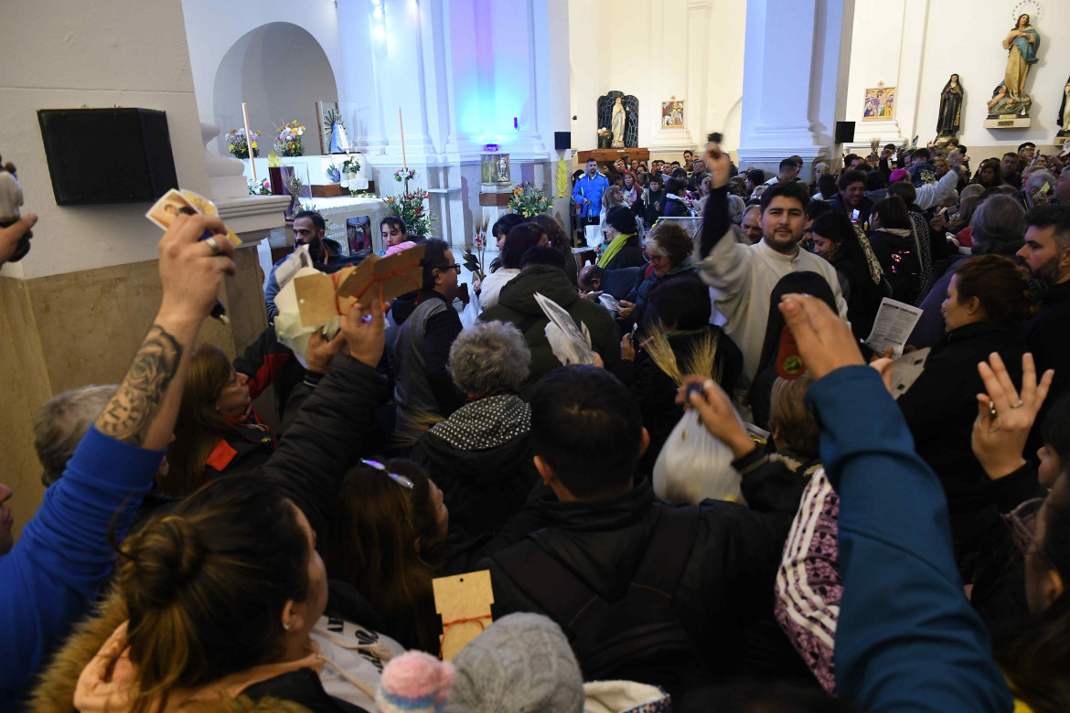 Fieles en la iglesia de San Cayetano. Foto: Télam.