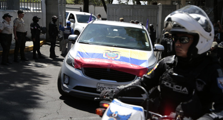 Traslado del cuerpo de Fernando Villavicencia. Foto: EFE