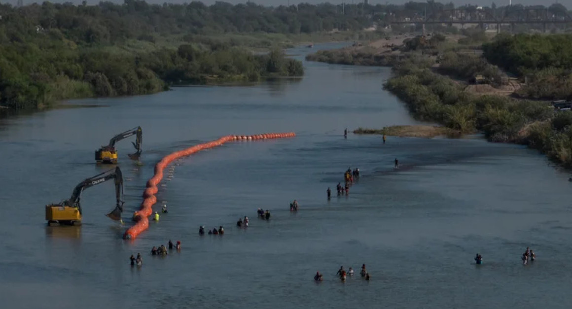 Muro de boyas con púas instalado en el río Bravo. Foto: Reuters