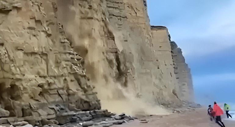 El hecho ocurrió en la costa de West Bay, Dorset, Inglaterra. Foto: captura de pantalla.