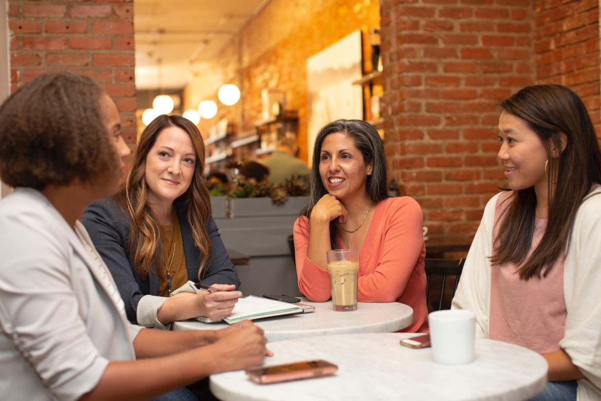 Las mujeres superan en cantidad a los hombres en el padrón. Foto: Unsplash.