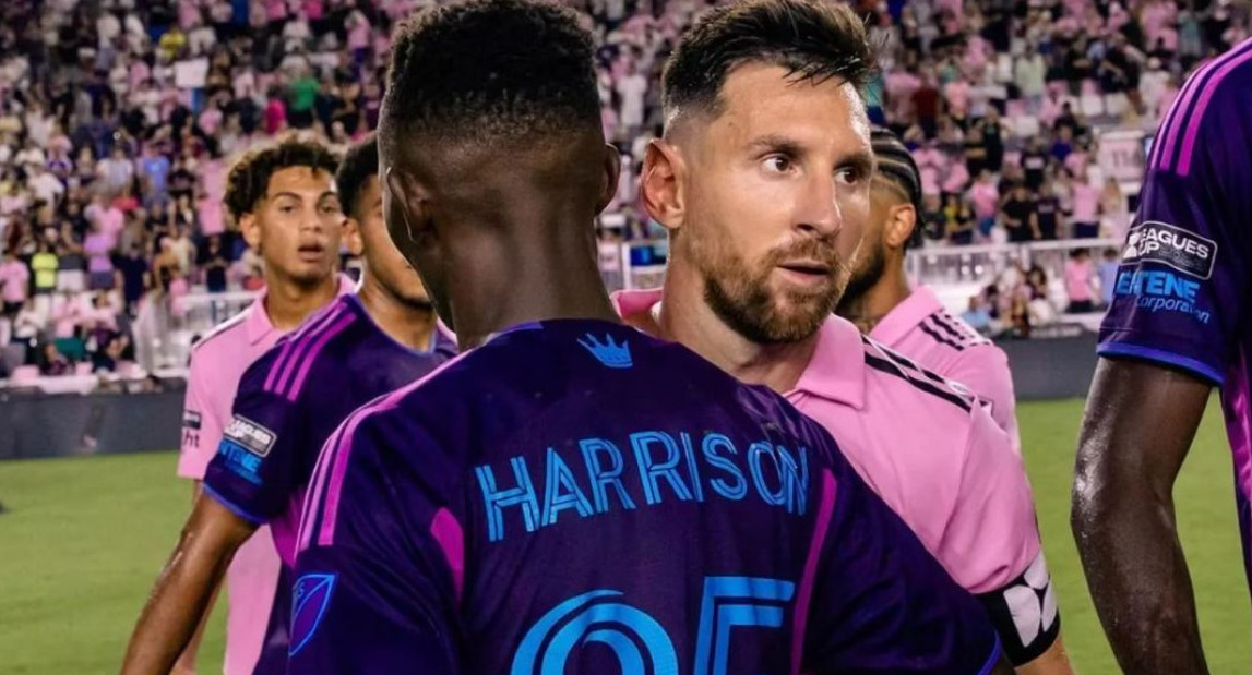 El saludo entre Lionel Messi y Harrison Afful. Foto: Twitter @CharlotteFC.