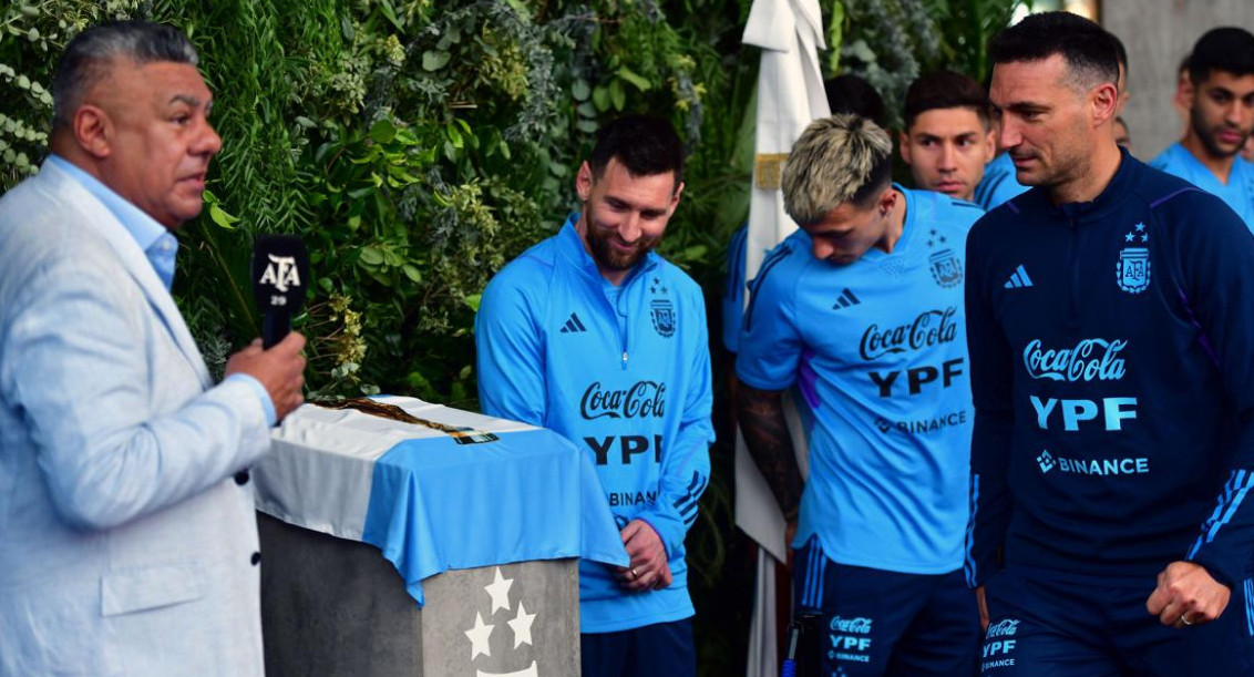 Chiqui Tapia, Lionel Messi, Lionel Scaloni. Foto: Télam.