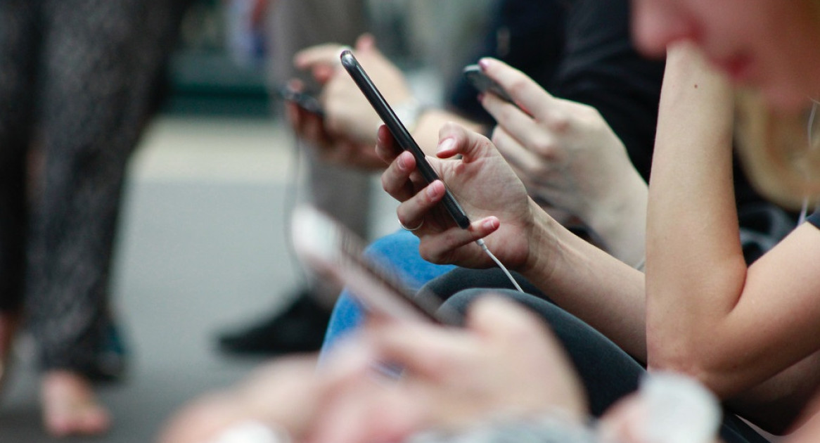 El uso de los celulares en los jóvenes. Foto: Unsplash.