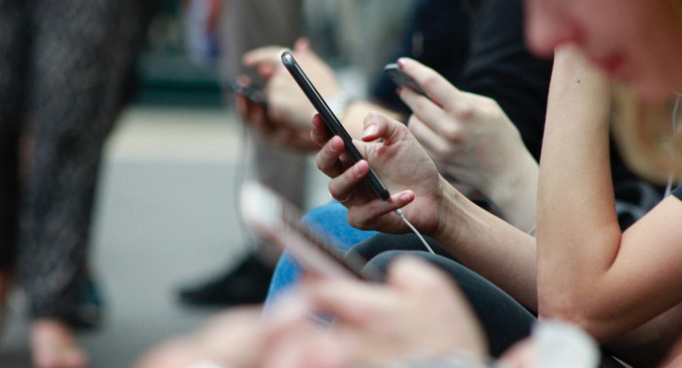 El uso de los celulares en los jóvenes. Foto: Unsplash.