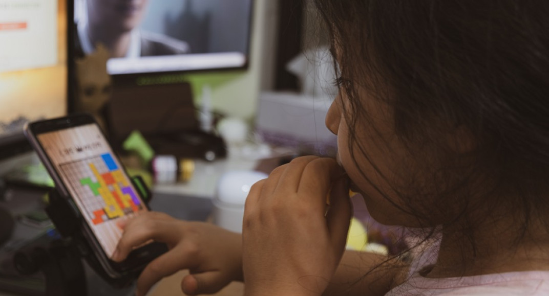 El uso de los celulares en los jóvenes. Foto: Unsplash.