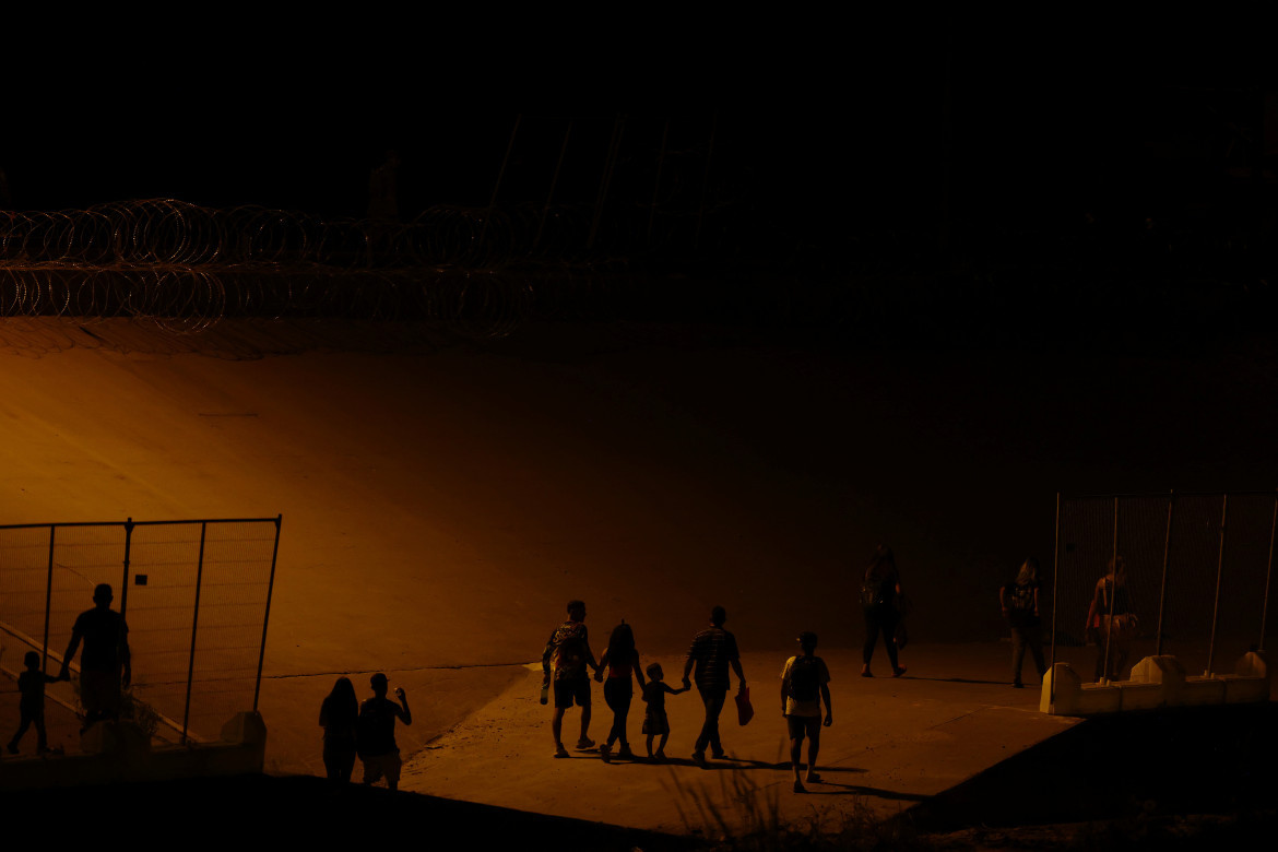 Migrantes se niegan a abandonar campamento junto al río Bravo. Foto: Reuters.