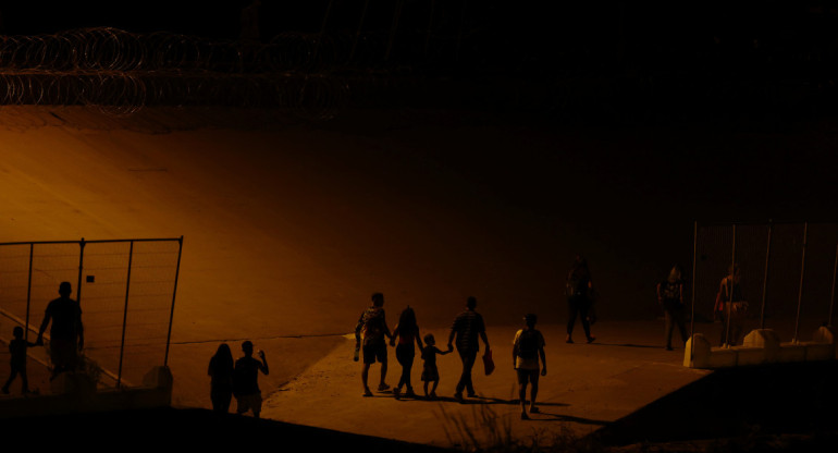 Migrantes se niegan a abandonar campamento junto al río Bravo. Foto: Reuters.