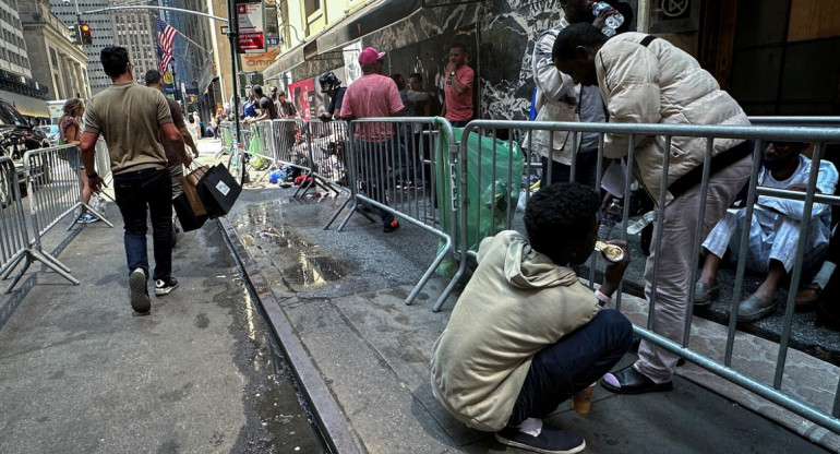 Inmigrantes varados en el hotel Roosevelt. Foto: Reuters.