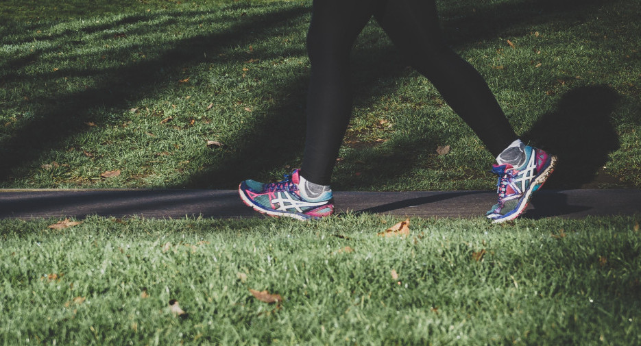 Caminar disminuye el riesgo de muerte. Foto: Unsplash.