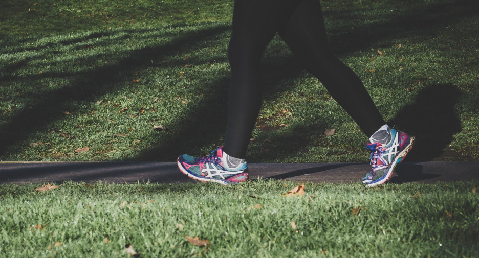 Caminar disminuye el riesgo de muerte. Foto: Unsplash.