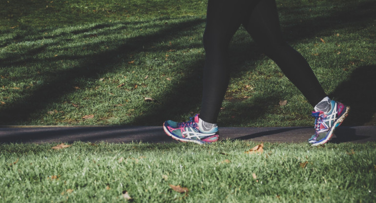 Caminar disminuye el riesgo de muerte. Foto: Unsplash.