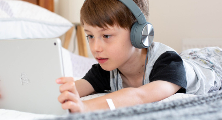 Niño con tablet. Foto: Unsplash.