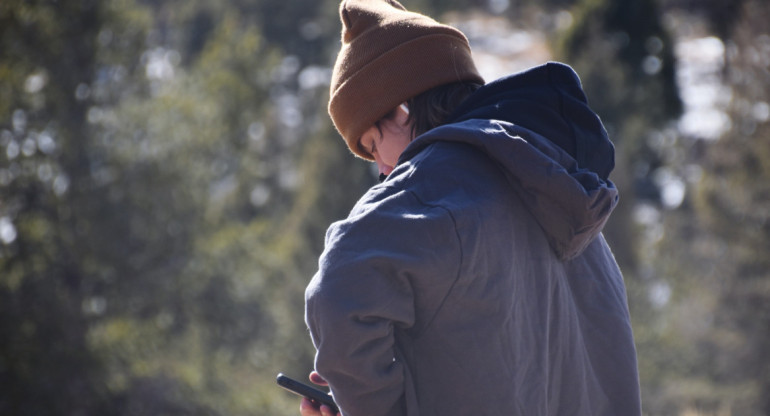 Niño con celular. Foto: Unsplash.