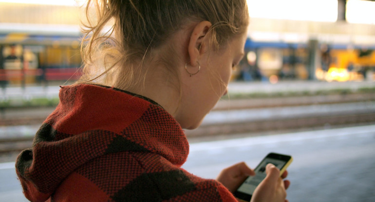 Niño con celular. Foto: Unsplash.