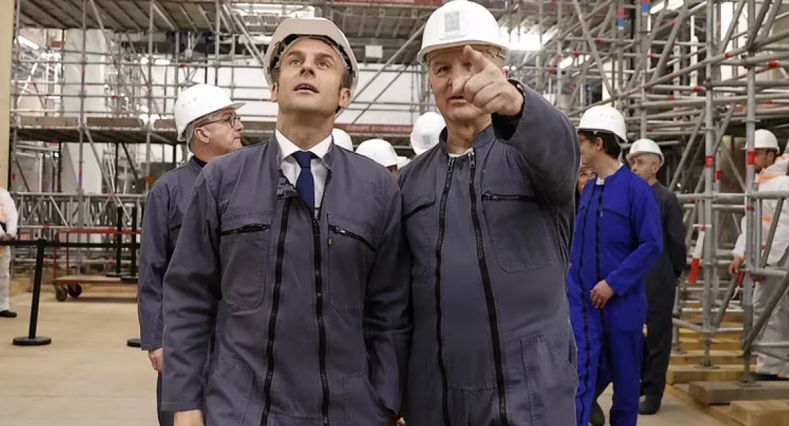 Jean-Louis Georgelin y Macron en una visita a Notre Dame. Foto: Reuters