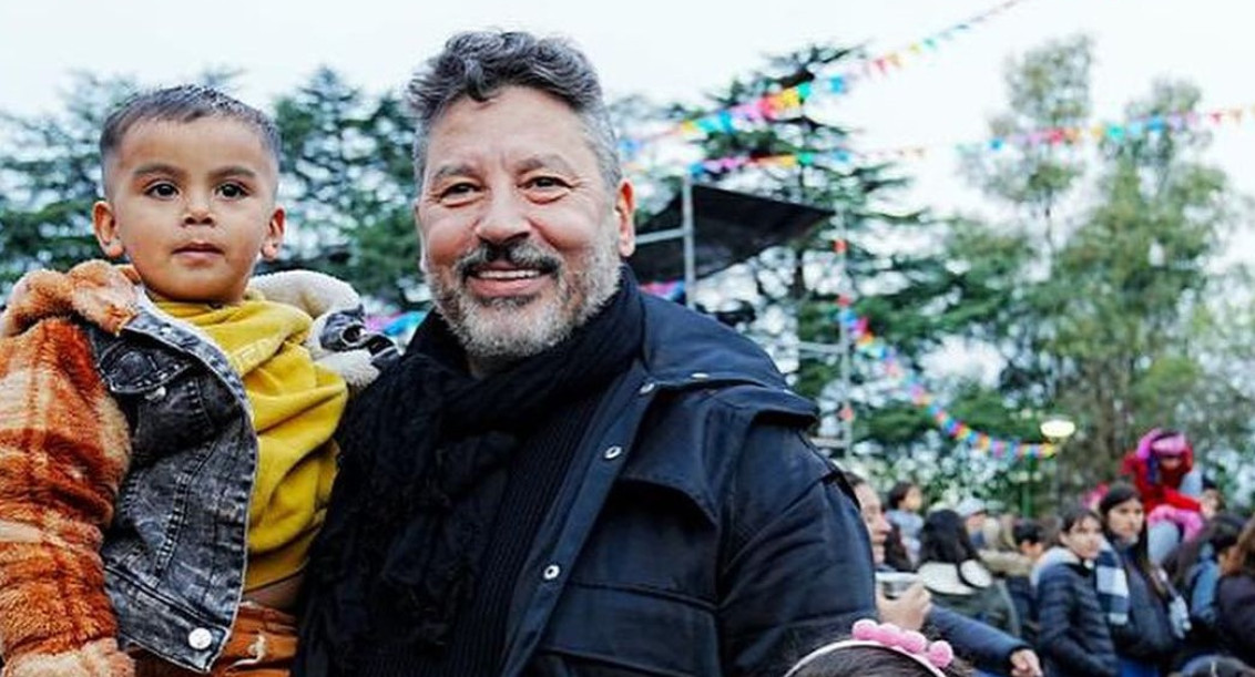 Gustavo Menéndez estuvo presente en los festejos por Día de las Infancias. Foto: Instagram @gamenendez.