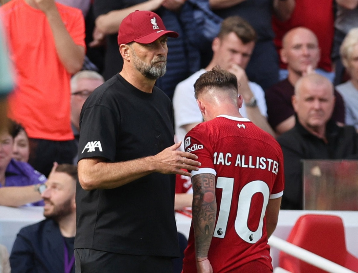 Expulsión de Alexis Mac Allister en el Liverpool. Foto: REUTERS.