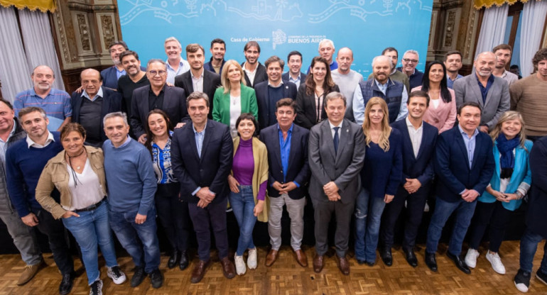 Axel Kicillof e intendentes bonaerenses. Foto: NA.