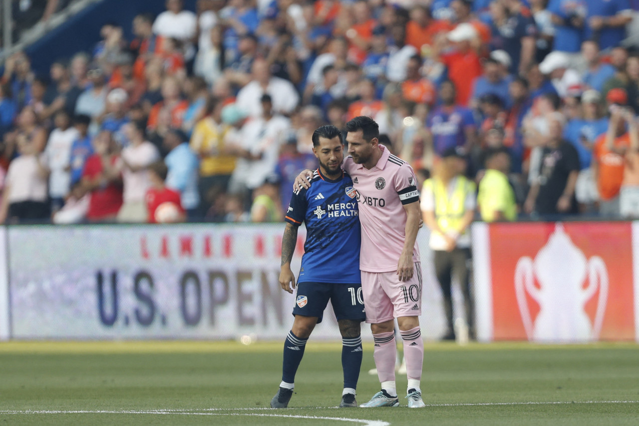 Luciano Acosta y Lionel Messi. Foto: Reuters.