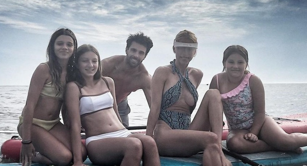 Nicole Neumann acompañada de sus hijas y José Manuel Urcera. Foto: Instagram @nikitaneumannoficial.