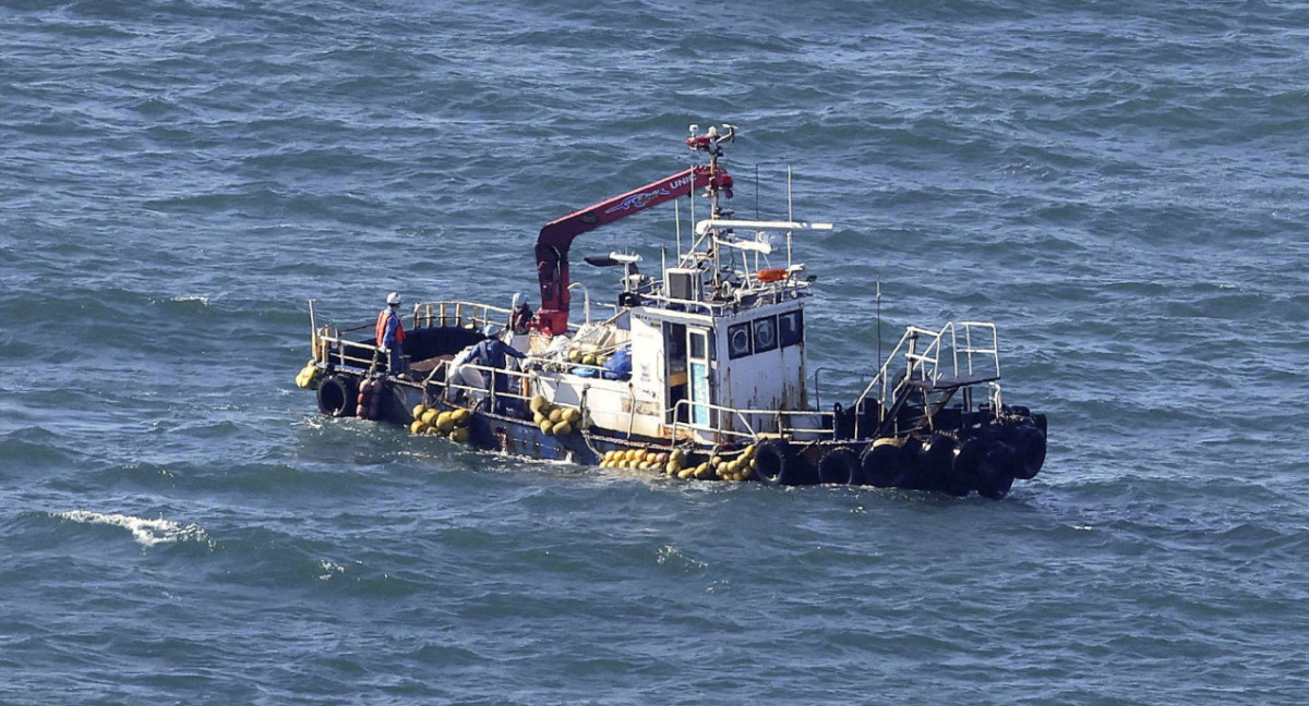 Un barco en los alrededores de la central de Fukushima. Foto: Reuters.