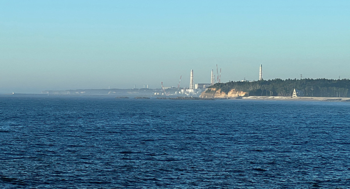 El Océano Pacífico, y de fondo, la central de Fukushima. Foto: Reuters.