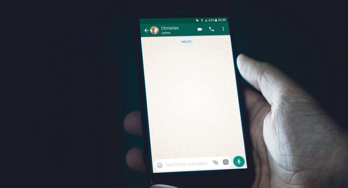 WhatsApp permite la función de compartir la ubicación actual mediante el chat. Foto: Unsplash.