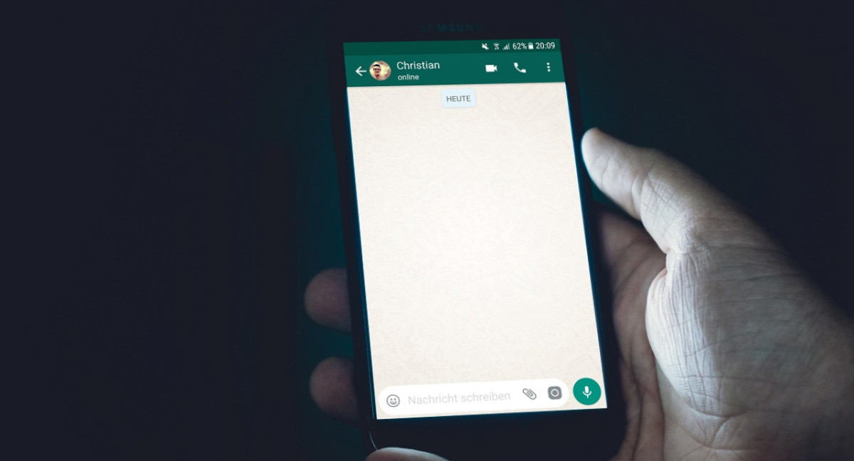 WhatsApp permite la función de compartir la ubicación actual mediante el chat. Foto: Unsplash.