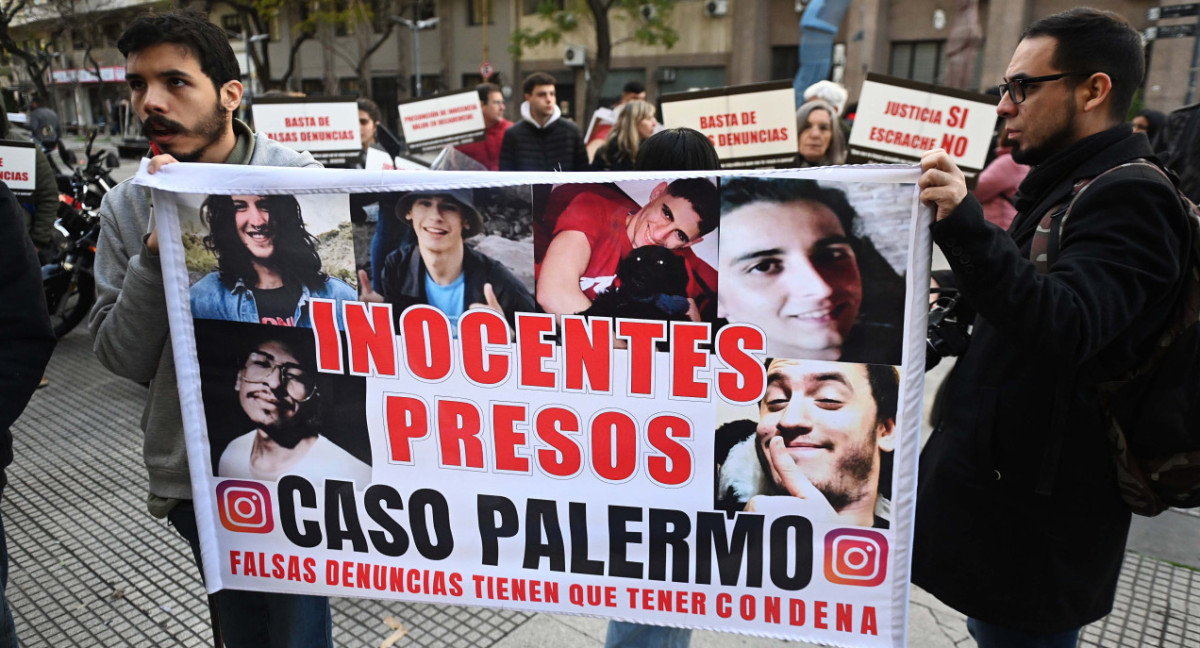 Familiares de los seis imputados en la causa de la violación grupal en Palermo. Foto: Télam.