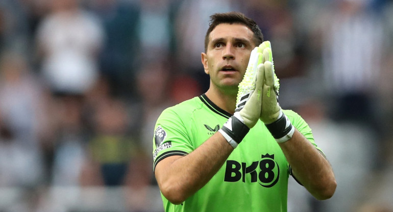 Emiliano Martínez se había lesionado ante Hibernian, por Conference League. Foto: Reuters.