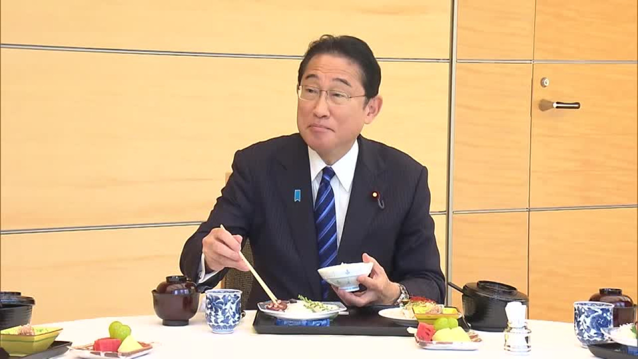 Fumio Kishida come Sashimi con pescados de Fukushima. Foto: Reuters.