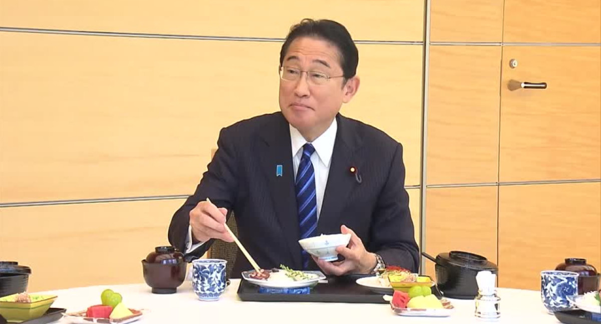 Fumio Kishida come Sashimi con pescados de Fukushima. Foto: Reuters.