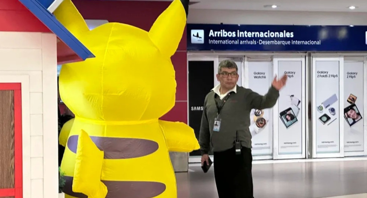 Pikachu echado de Ezeiza. Foto: Twitter/@NoticiasNDM