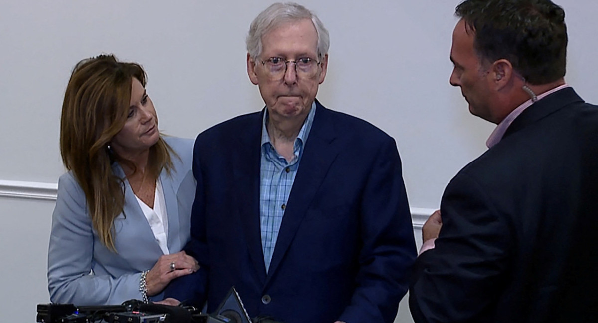 Parálisis del senador estadounidense Mitch McConnell ante una pregunta. Foto: REUTERS.