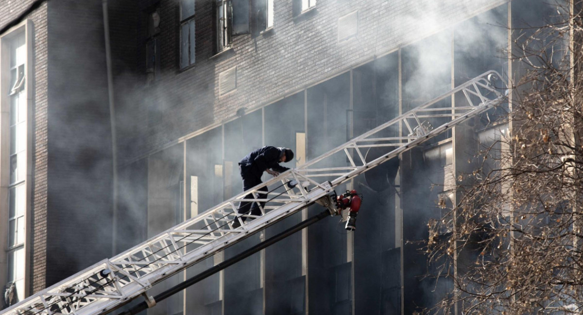 Incendio en Johannesburgo, Sudáfrica. Foto: EFE