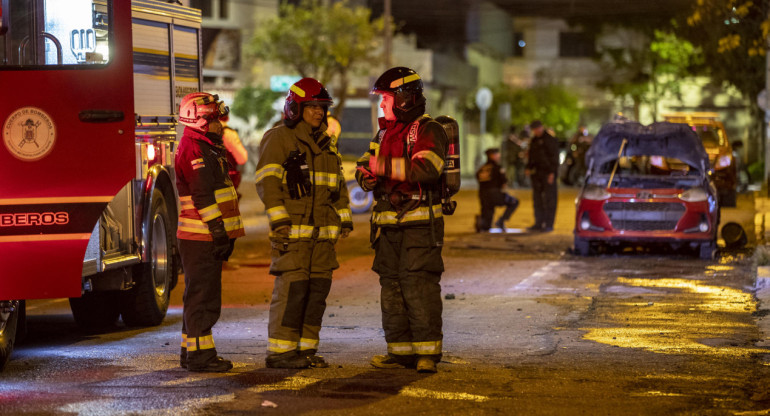 Bomberos trabajando en Quito. Foto: EFE