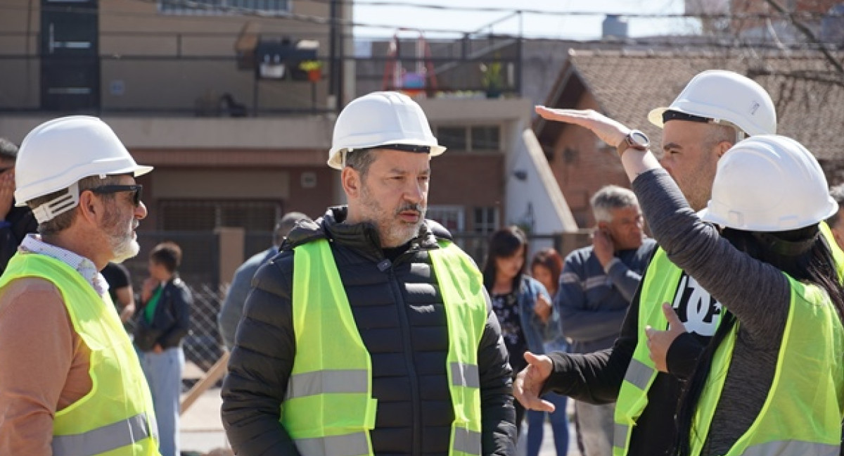 Gustavo Menéndez recorrió las obras del hospital en Mariano Acosta