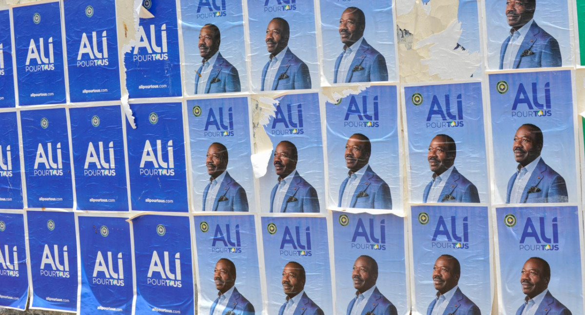 Carteles de Ali Bongo Ondimba, presidente derrocado en Gabón. Foto: EFE.