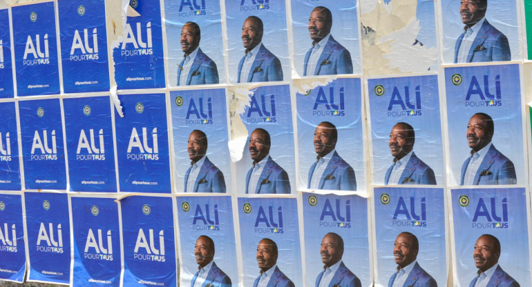 Carteles de Ali Bongo Ondimba, presidente derrocado en Gabón. Foto: EFE.