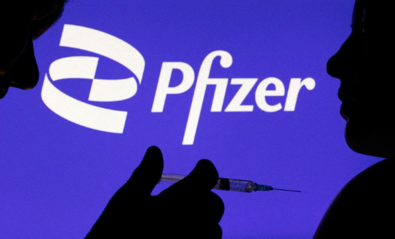 La vacuna actualizada contra la variante del COVID-19 es elaborada por Pfizer y BioNtech. Foto: Reuters.